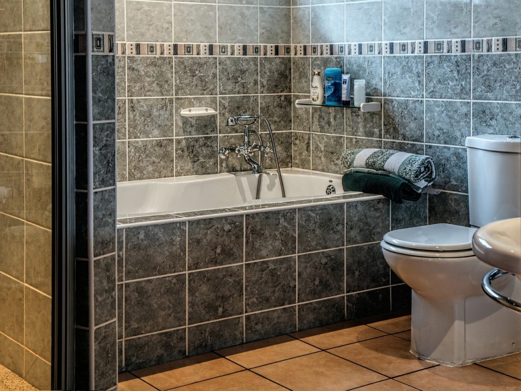 Tips voor een goedkope badkamerrenovatie: doe het zelf en bespaar