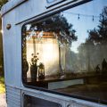 Gordijnen voor caravans: creëer jouw mobiele zomerhoekje