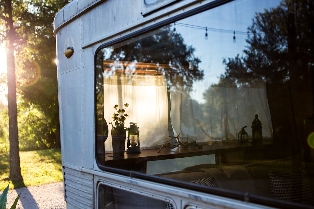 Gordijnen voor caravans: creëer jouw mobiele zomerhoekje