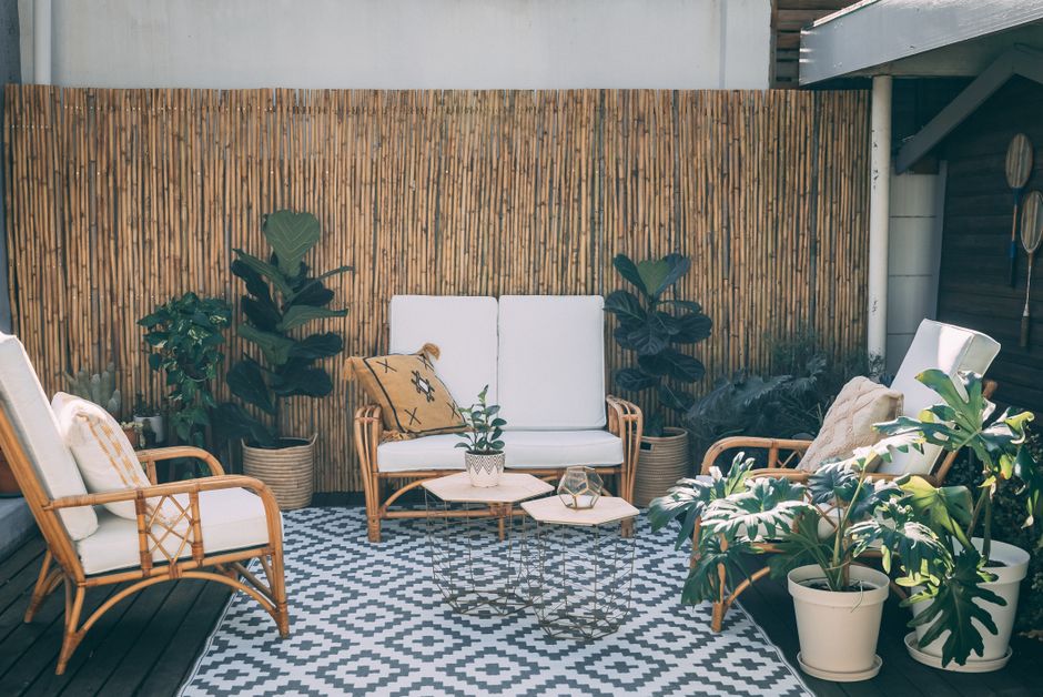Veranda ingericht met herfstdecoraties en kaarsen.
