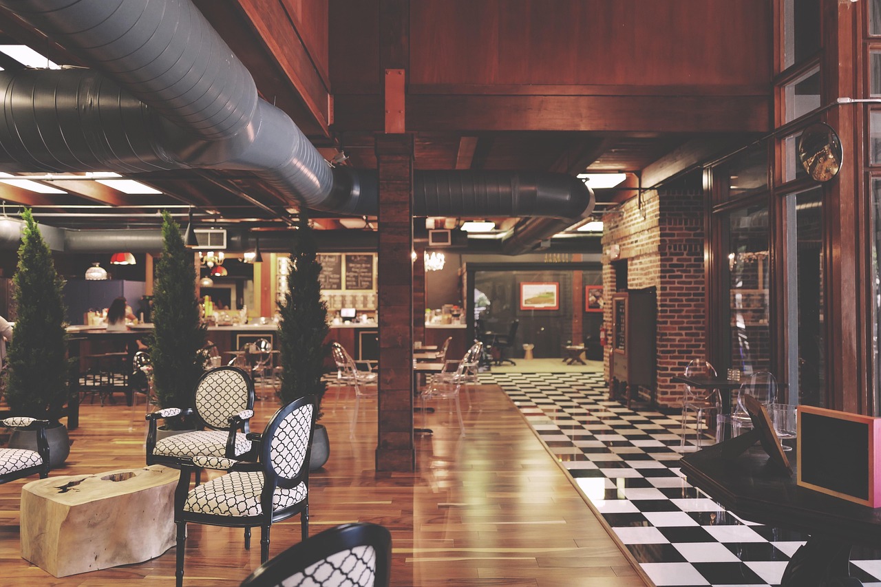 Slaapkamer met stijlvolle, nieuwe hotelstijl gordijnen.