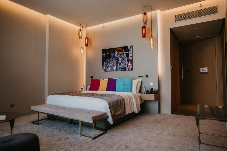 Nieuwe gordijnen met elegante patronen, hotelstijl.