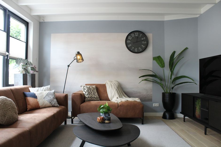 Moderne woonkamer met geometrisch fotobehang. Moderne woonkamer met geometrisch fotobehang.